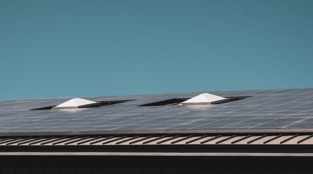parsoa khorsand dqI88MKAw9g unsplash 1 1024x572 - Solaranlagen für Unternehmen in Bad Bentheim: Das SOLARZENTRUM NIEDERSACHSEN als Experte